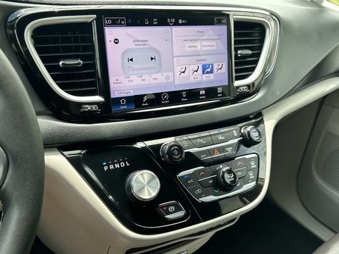 Used 2023 Chrysler Pacifica Touring-L FWD image 31