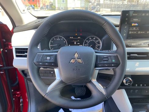 New 2025 Mitsubishi Outlander SE image 15