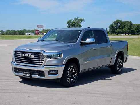 Used 2025 RAM 1500 Laramie AWD/4WD image 3