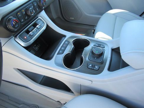 Used 2023 GMC Acadia SLT w/ Technology Package image 19