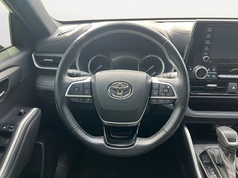 Used 2022 Toyota Highlander XSE FWD image 12