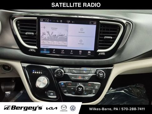 Used 2024 Chrysler Pacifica Touring-L FWD image 23