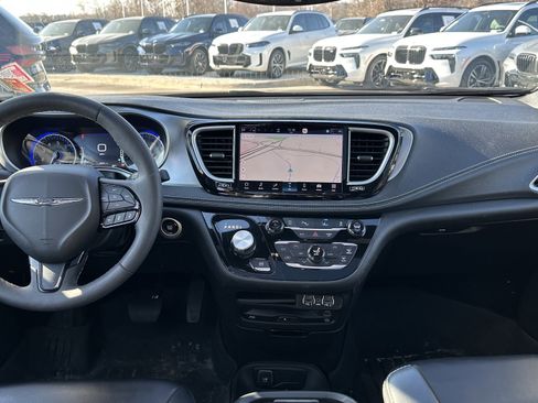 Used 2023 Chrysler Pacifica Touring-L w/ Uconnect Theater Family Group image 30