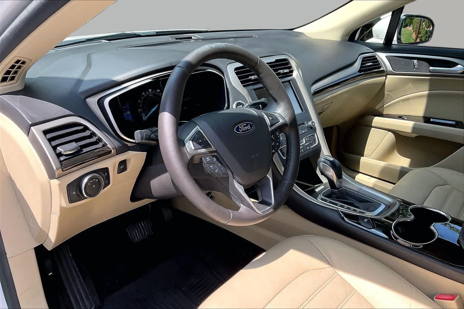 Used 2016 Ford Fusion SE w/ Equipment Group 202A AWD/4WD image 16