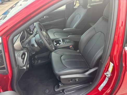 New 2027 Chrysler Pacifica Select FWD image 6