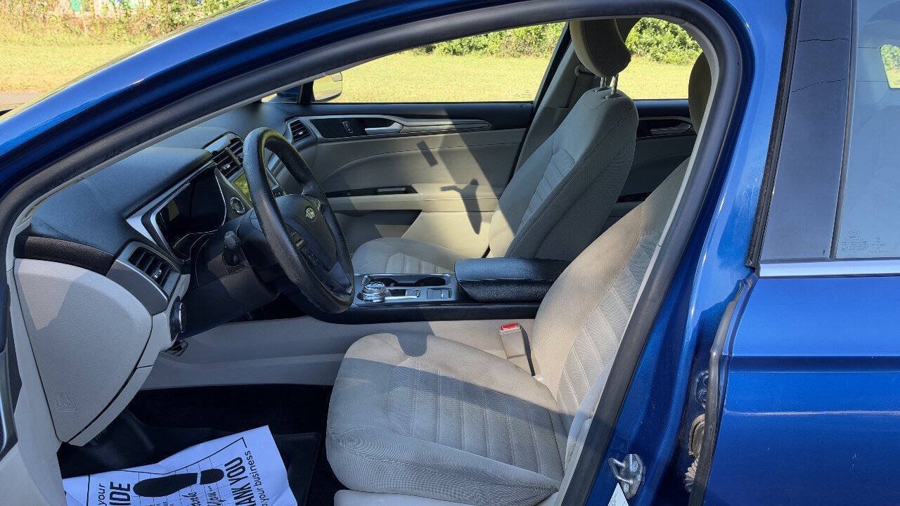 Used 2017 Ford Fusion SE w/ Fusion SE Technology Package FWD image 14