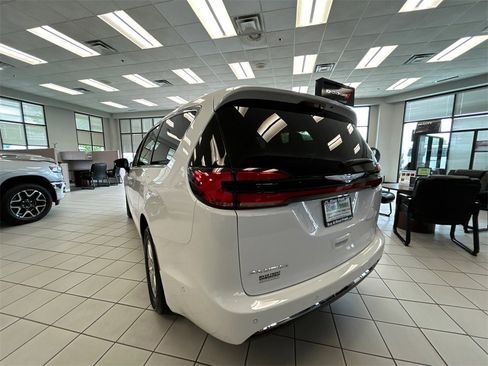 New 2025 Chrysler Pacifica Select image 8