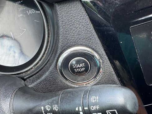 Used 2016 Nissan Rogue SV AWD/4WD image 16
