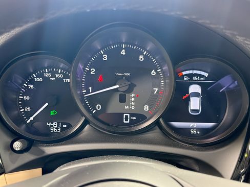 Certified 2025 Porsche Macan image 40