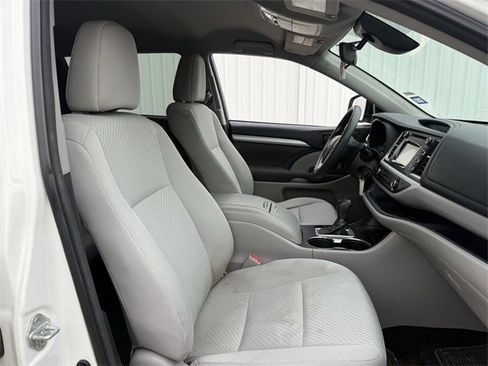 Used 2017 Toyota Highlander LE image 26