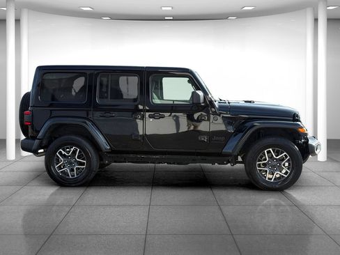 Used 2025 Jeep Wrangler Unlimited Sahara AWD/4WD image 8