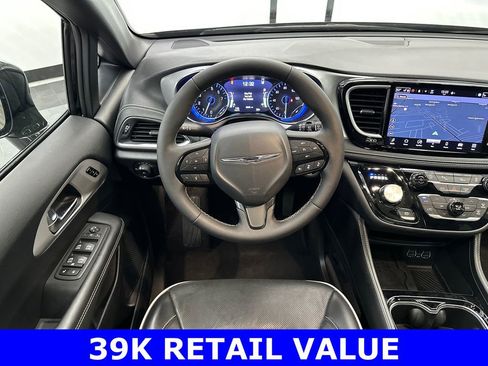 Used 2025 Chrysler Pacifica Limited image 27