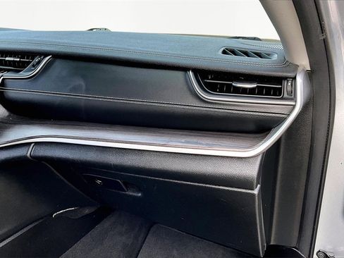 Used 2022 Jeep Grand Cherokee L Limited image 17