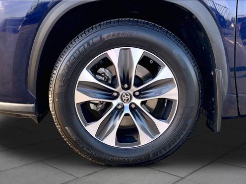 Used 2022 Toyota Highlander XLE AWD/4WD image 10