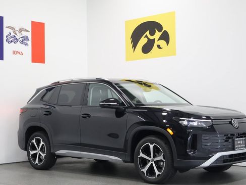 New 2025 Volkswagen Tiguan SE image 1