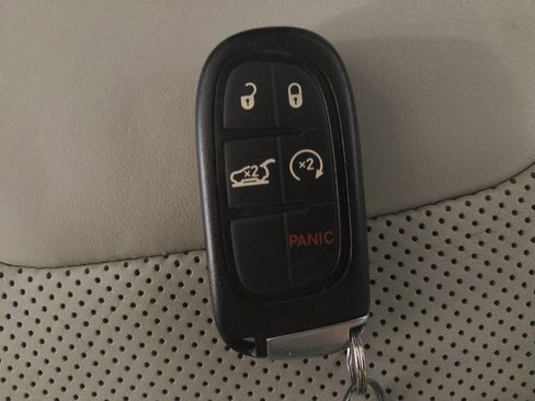 Used 2019 Jeep Cherokee Limited w/ Technology Group FWD image 32