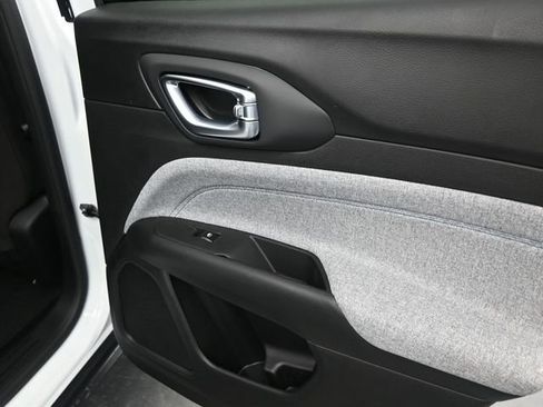 Used 2025 Jeep Compass Sport image 14