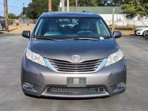 Used 2015 Toyota Sienna LE image 3