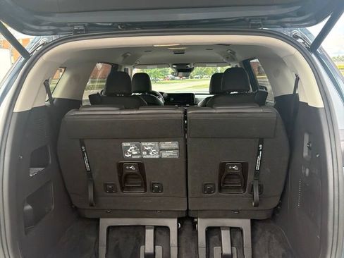 Used 2024 Kia Carnival EX FWD image 9