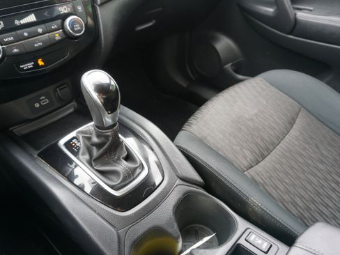 Used 2018 Nissan Rogue SV image 17