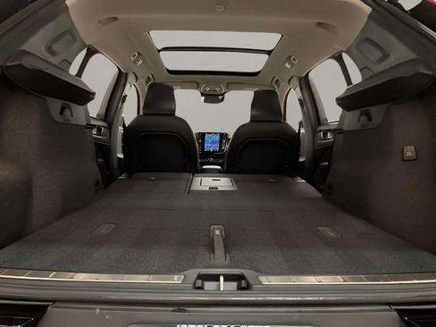 Used 2025 Volvo XC40 B5 Plus image 93