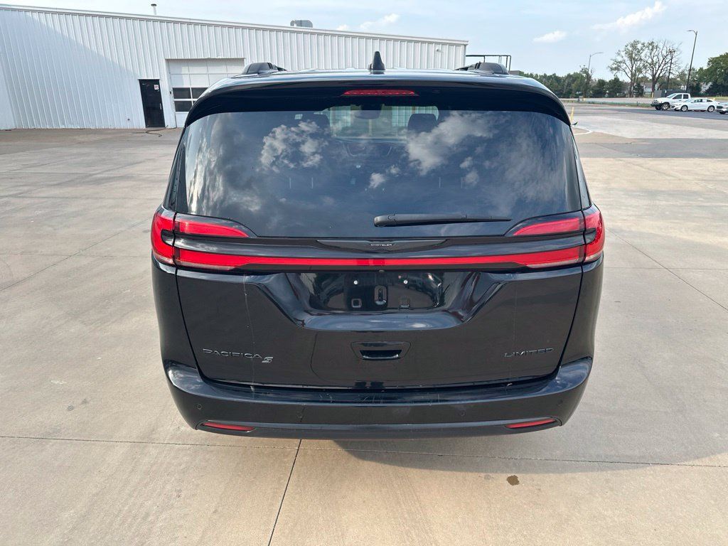 Used 2025 Chrysler Pacifica Limited FWD image 35