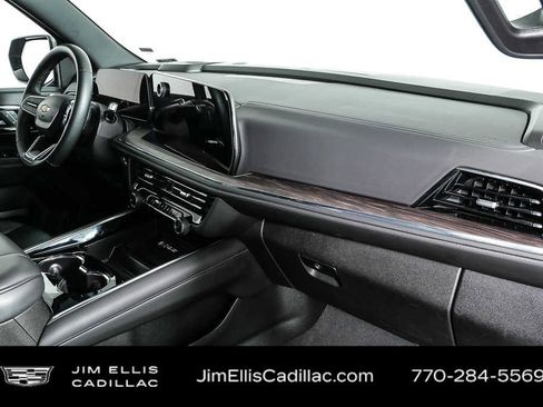 Used 2025 Chevrolet Suburban LT RWD image 23