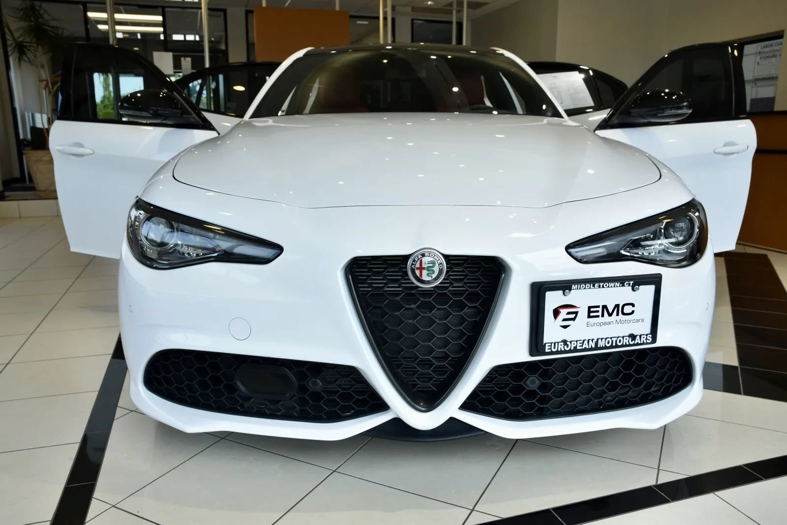 Used 2023 Alfa Romeo Giulia Veloce AWD/4WD image 2