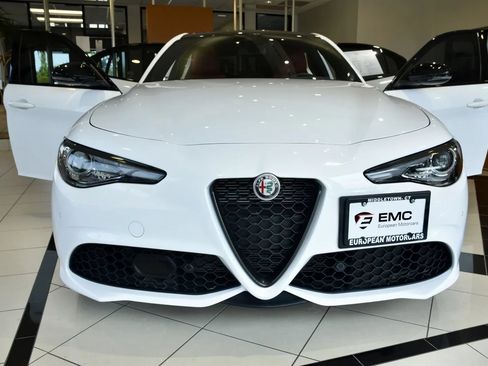 Used 2023 Alfa Romeo Giulia Veloce AWD/4WD image 2