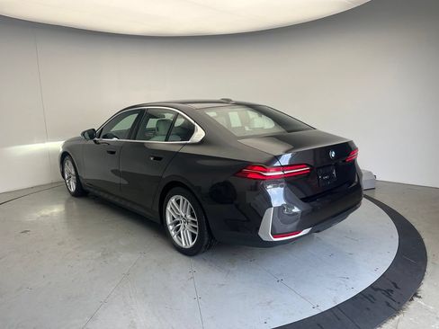 Used 2025 BMW 530i w/ Premium Package RWD image 3