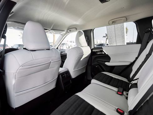 Used 2025 Mitsubishi Outlander SE FWD image 23