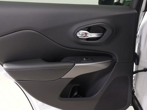 Used 2019 Jeep Cherokee Limited image 30