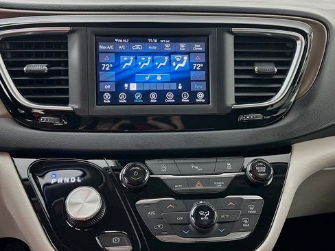 Used 2019 Chrysler Pacifica Touring-L image 15