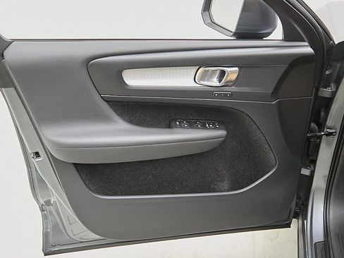 Used 2019 Volvo XC40 T5 Momentum image 10