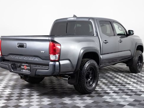 Used 2017 Toyota Tacoma TRD Off-Road w/ Premium & Technology Package AWD/4WD image 7