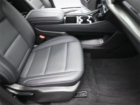 Used 2025 Chevrolet Traverse LT image 28