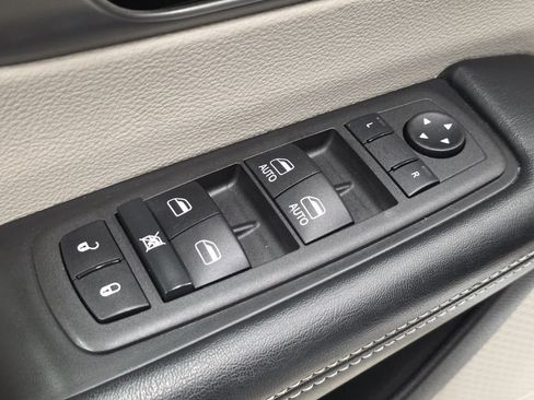 Used 2022 Chrysler Pacifica Touring-L image 27