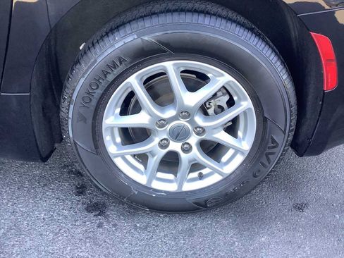 Used 2024 Chrysler Pacifica Touring-L FWD image 8