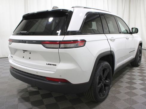 Used 2023 Jeep Grand Cherokee Limited w/ Black Appearance Package image 34