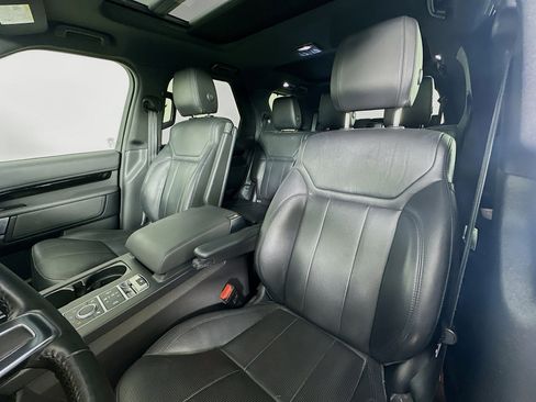 Used 2020 Land Rover Discovery SE image 33