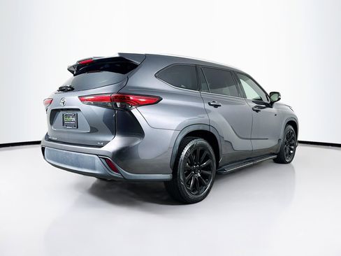 Used 2022 Toyota Highlander XLE image 9