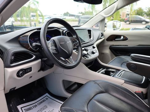 Used 2022 Chrysler Pacifica Limited FWD image 9