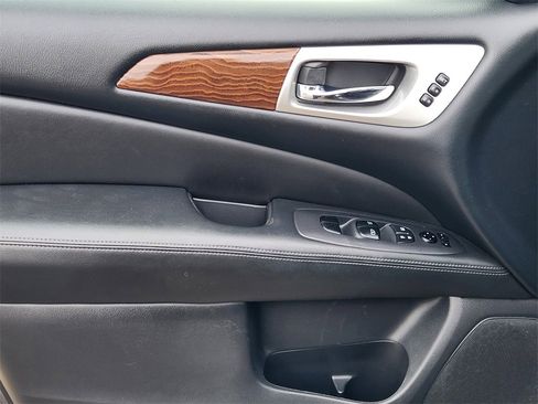 Used 2018 Nissan Pathfinder Platinum image 19