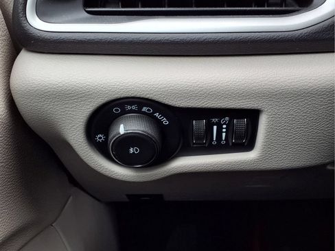 Used 2024 Chrysler Pacifica Touring-L FWD image 20