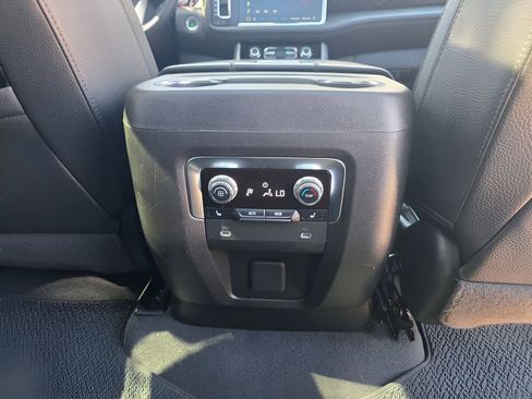 Used 2022 GMC Yukon XL Denali image 12