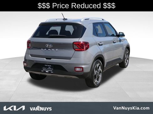 Used 2023 Hyundai Venue SEL FWD image 3