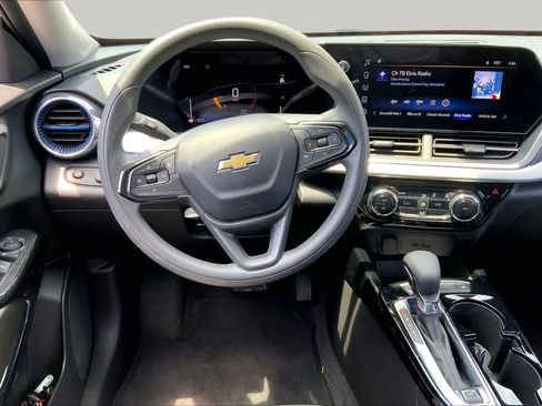 Used 2025 Chevrolet Trax LT FWD image 6