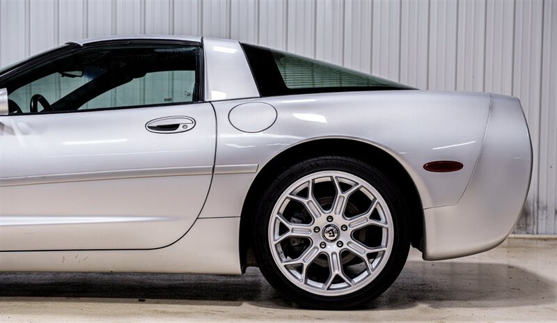 Used 2002 Chevrolet Corvette Coupe w/ Preferred Equipment Group1 RWD image 4