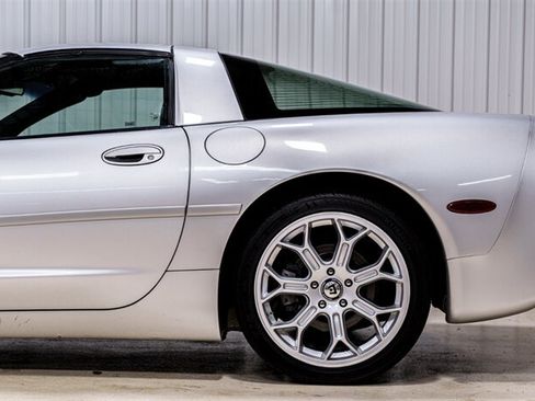 Used 2002 Chevrolet Corvette Coupe w/ Preferred Equipment Group1 RWD image 4