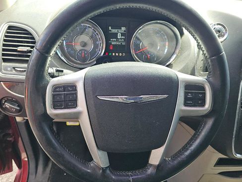 Used 2016 Chrysler Town & Country Touring image 10